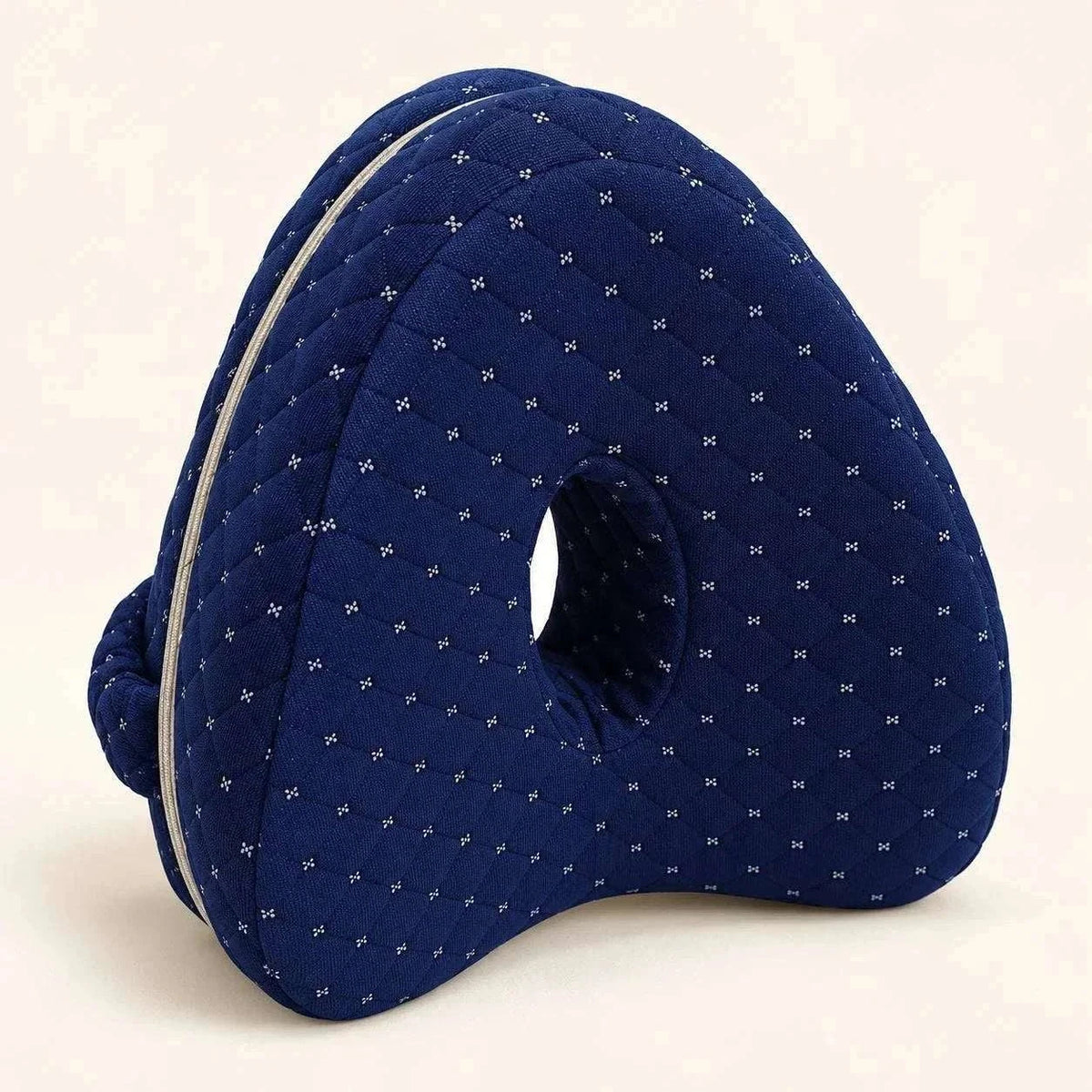 knee pillow for side sleepers in navy blue quilted fabric with tiny white motifs and a contoured heart shape Main image
